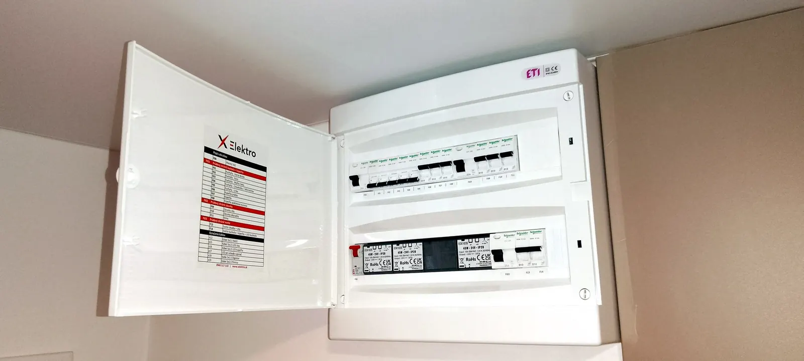 Elektrikár XELEKTRO pri práci na elektroinštalácii v Prešove